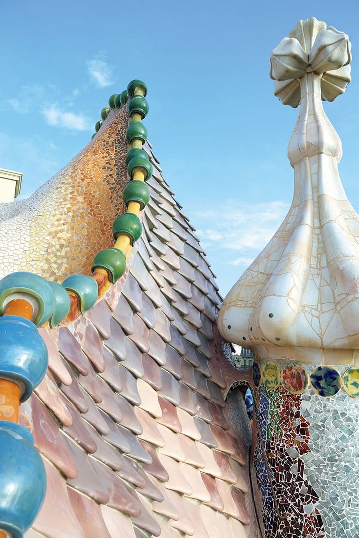 【Casa Batlló カサ・バトリョ】鱗のような瓦で、ドラゴンの背中をイメージしたという屋根。