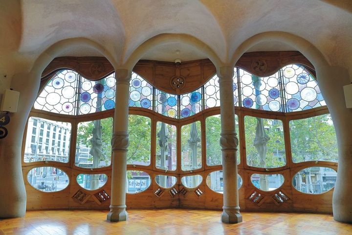 【Casa Batlló カサ・バトリョ】大通りに面した2階の中央サロン。