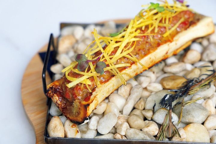 【La Plassohla ラ・プラソーラ】ステーキタルタル・グリルドボーンマローソース€25。