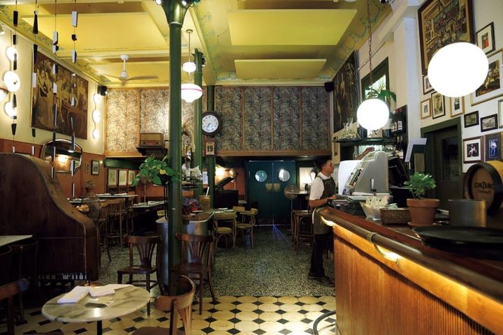 【Café del Centre カフェ・ダル・セントラ】木の装飾が凝った椅子や大理石のテーブル、床や壁紙の模様などモデルニスモの雰囲気を感じる店内。