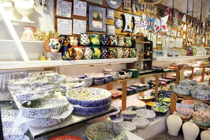 【1748 Artesanía i Coses 1748 アルテサニア・イ・コセス】所狭しと並んだ色鮮やかな食器。