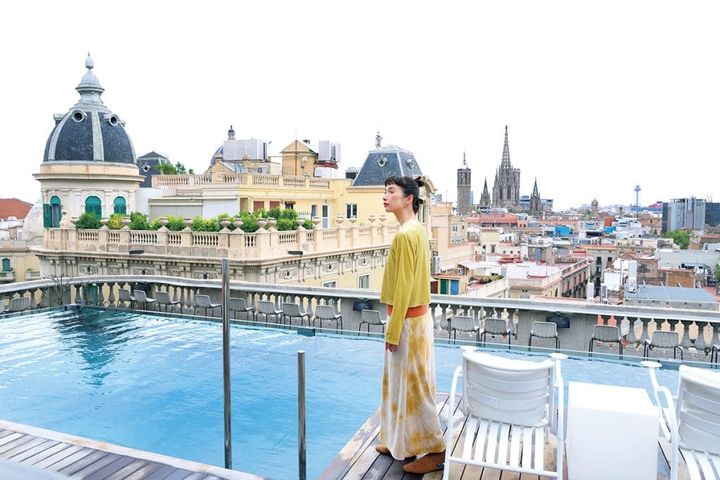 【Hotel Ohla Barcelona ホテル オーラ バルセロナ】屋上テラスからは、奥にカテドラルが見え、旧市街を一望できます。