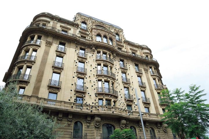 【Hotel Ohla Barcelona ホテル オーラ バルセロナ】外壁に取り付けられた無数の「目」はフレデリック・アマットによるアート作品。