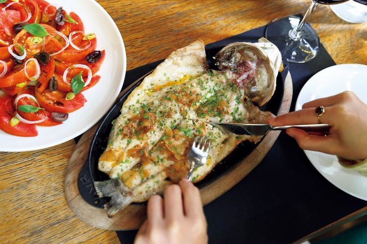 【La Plassohla ラ・プラソーラ】スズキのグリル・ビルバオソース€32とトマト、オリーブ、ピパッラ（青唐辛子）のサラダ€14。