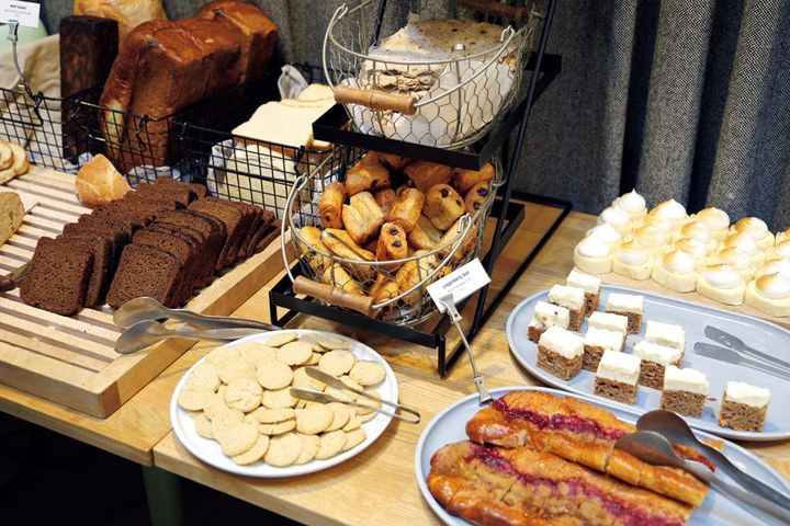 【Hobo Hotel Helsinki】朝食はフィンランドの甘い黒パンやルバーブのデニッシュなどペイストリーも充実