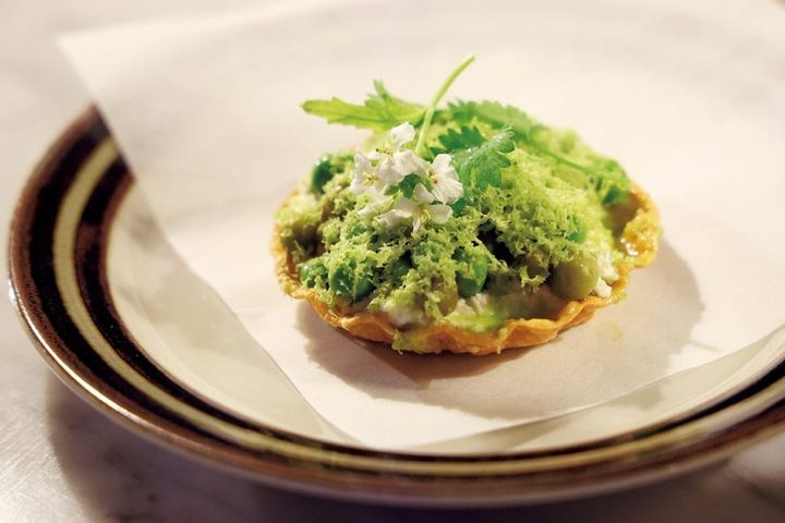 【305】グリーンピースを牛骨髄のソースで和え、ラベージというハーブを載せたタルト