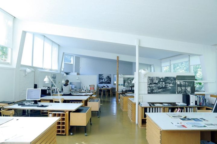 【STUDIO AALTO スタジオアアルト】製図室には、一日中自然光が入るように、右手の北東と左手の南東に窓が配置されています。