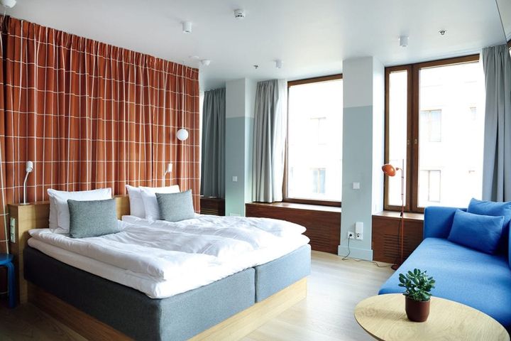 【Hobo Hotel Helsinki】マリメッコのチェックのカーテンやフリッツハンセンのソファ