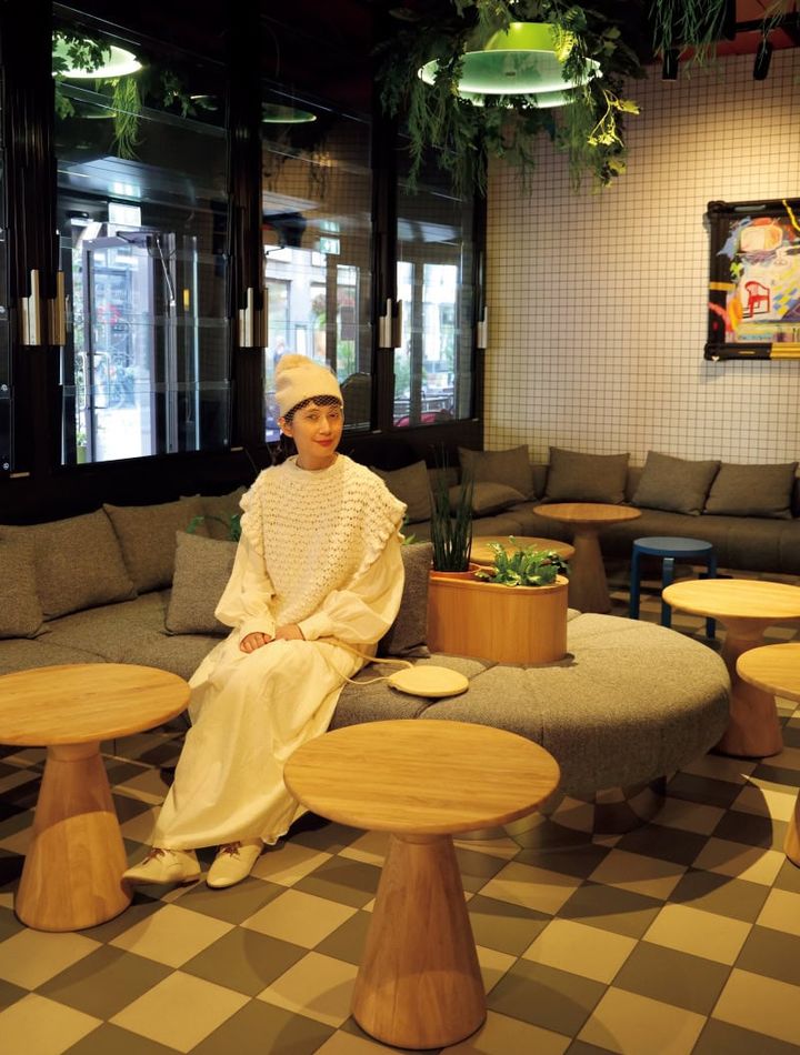 【Hobo Hotel Helsinki】ブロックチェックの床や植 物を模したライトなどポップなインテリアのロビー。