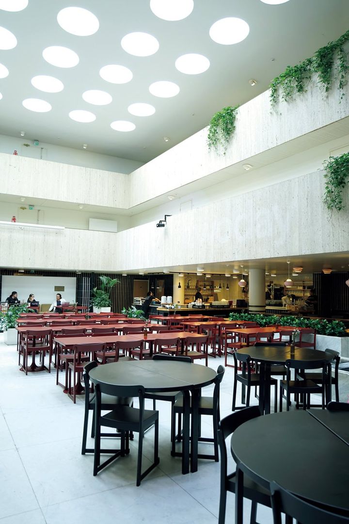 【Dylan Marmoripiha ディラン マルモリピハ】壁にはアアルトタイルがあしらわれ、丸い天窓も特徴的。