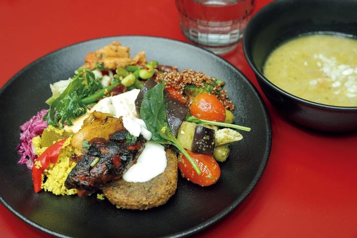 【Dylan Marmoripiha ディラン マルモリピハ】種類豊富なサラダや豆のスープ、ビーガンのメインディッシュやデザートもあるビュッフェ