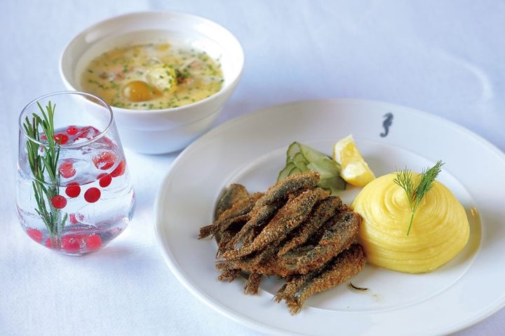 【Seahorse シーホース】ムイックと呼ばれる小さい魚モトコクチマスのフライのマッシュポテト添え、クリームサーモンスープ、クランベリーとローズマリーが入った「ナプエ」ジンのカクテル