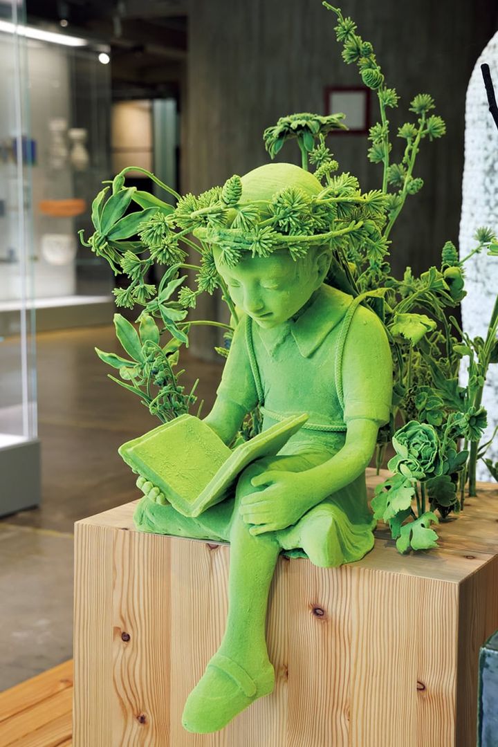 【エスポー近代美術感館】キム・シモンソンの苔のような質感の少女の像。