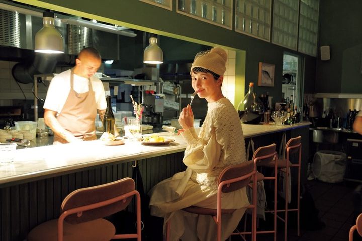 フィンランド料理店【305】キッチンが真近に見えるカウンター席がおすすめ。