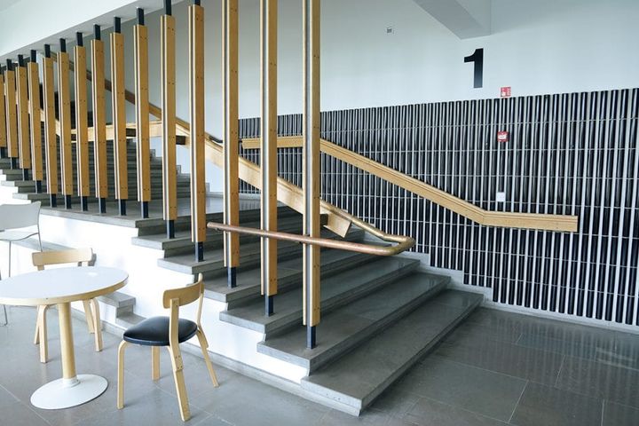 【AALTO UNIVERSITY アアルト大学】壁のアアルトタイルや、曲線が美しい階段の手すりなどアアルトらしいデザインが至るところに。