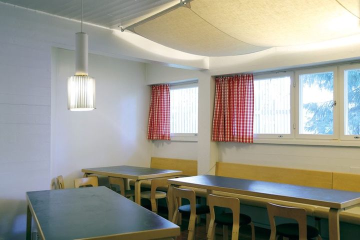 【STUDIO AALTO スタジオアアルト】赤チェックのカーテンがかわいい、イタリアの大衆食堂「タヴェルナ」と名付けられたスタッフ用食堂。