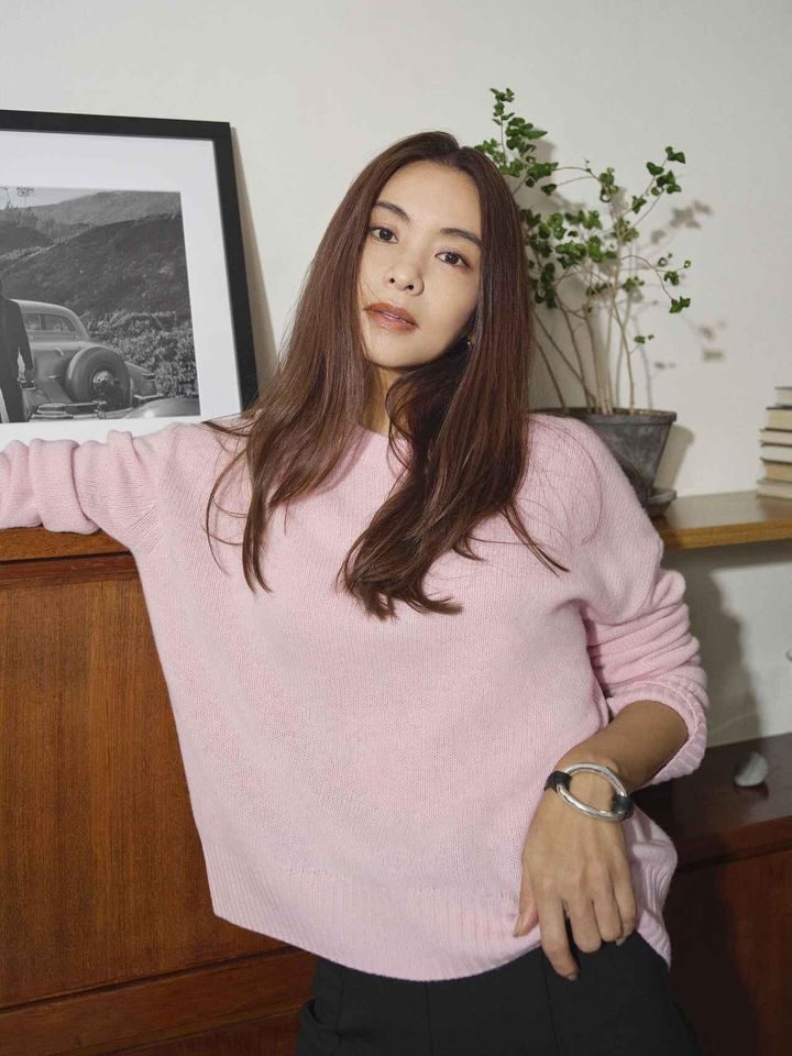 画像: 【バナナ・リパブリック】「オーバーサイズ ミッドウェイト カシミヤ クルーネックセーター」￥24,000（税込）、「ストレート エブリウェア ポンチパンツ」￥14,000（税込）、「ブレスレット」￥14,000（税込）