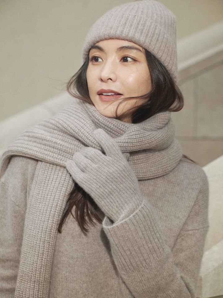 画像: 【バナナ・リパブリック】「オーバーサイズ ミッドウェイト カシミヤ タートルネックセーター」￥28,000（税込）「シグネチャー カシミヤスカーフ」￥26,000（税込）、「シグネチャー カシミヤビーニー」￥9,000（税込）、「シグネチャー カシミヤ ロンググローブ」￥9,000（税込）