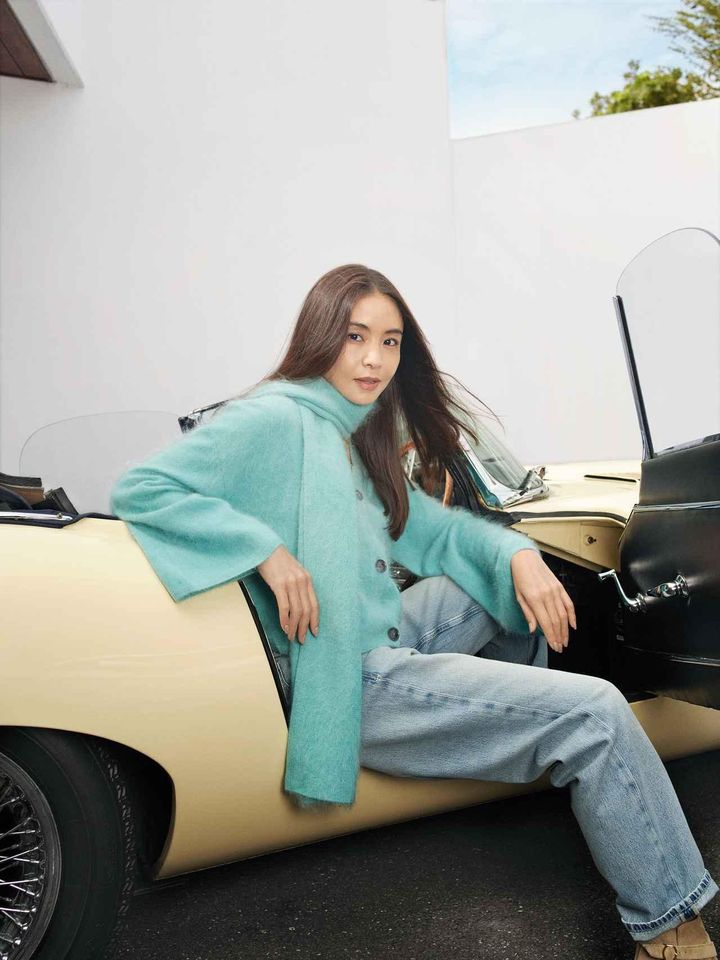 画像: 【バナナ・リパブリック】「ブラッシュド カシミヤ フレアスリーブセーター」￥30,000（税込）、「ブラッシュドウールカシミヤ スカーフ」￥28,000（税込）、「ストレートデニム」￥18,000（税込）、「ネックレス」￥8,000（税込）、「ブーティー」￥40,000（税込）