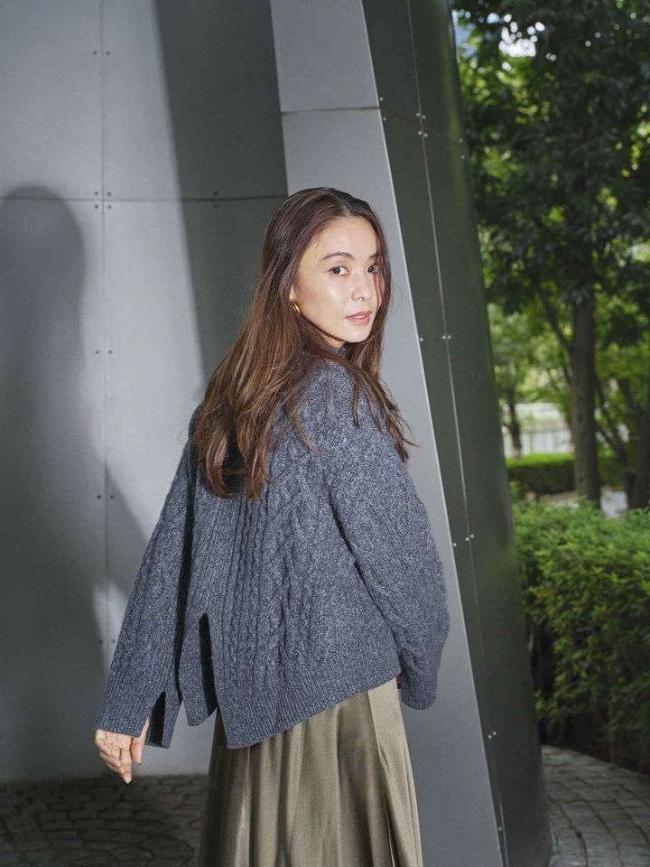 画像: 【バナナ・リパブリック】「カシミヤ ケーブル スプリットファネルネック セーター」￥48,000（税込）、「バイアスカット シルク ロングミディスカート」￥40,000（税込）