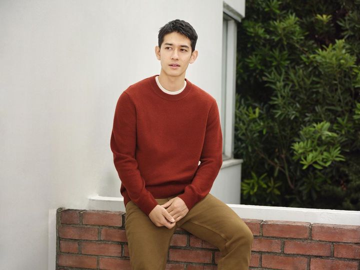 画像: 【バナナ・リパブリック】「カシミヤ クルーネックセーター」￥24,000（税込）、「スリム ブラッシュド トラベラーパンツ」￥13,500（税込）、「オーセンティック スーピマ Tシャツ」￥5,000（税込）