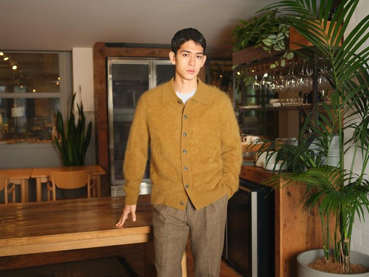画像: 【バナナ・リパブリック】「ブラッシュド カシミヤ ポロカーディガン」￥40,000（税込）、「プレイド スーツ トラウザー」￥22,000（税込）、「オーセンティック スーピマ Tシャツ」￥5,000（税込）