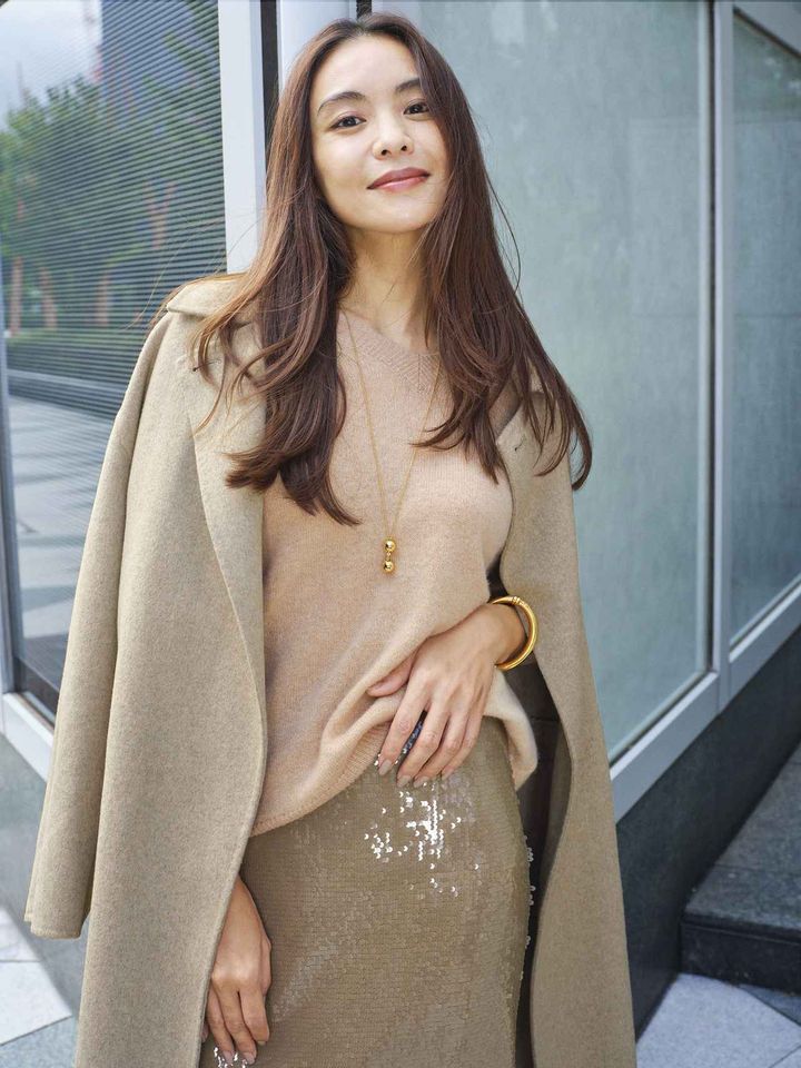 画像: 【バナナ・リパブリック】「カシミヤセーター」￥24,000（税込）、「スパンコール ミディ スカート」￥16,000（税込）、「オーバーサイズ ダブルフェイス スカーフコート」￥57,000（税込）、「ネックレス」￥14,000（税込）「ブレスレット」￥9990（税込）