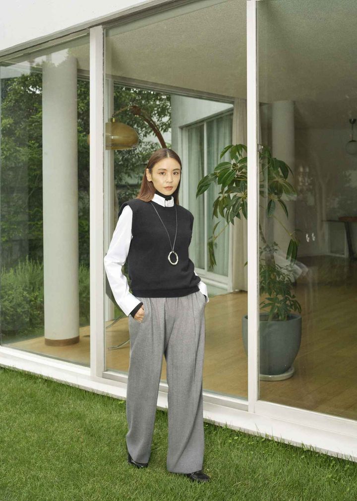 画像: 【バナナ・リパブリック】「カシミヤ パッテッド ショルダートップス」￥22,000（税込）、「パーフェクトシャツ」￥13,000（税込）、「ミッドライズ プルオン イタリアン フランネルパンツ」￥21,000（税込）、「レーヨンウール タートルネックTシャツ」￥12,000（税込）、「ペニー ローファー」￥35,000（税込）、「ネックレス」￥16,000（税込）