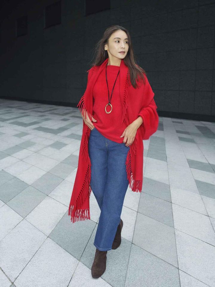 画像: 【バナナ・リパブリック】「ブラッシュド カシミヤ フレアスリーブ セーター」￥34,000（税込）、「フリンジウールスカーフ」￥16,000（税込）、「ハイライズ スリム ブーツカットジーンズ」￥17,000（税込）、「スエード ブーティー」￥45,000（税込）、「ネックレス」￥16,000（税込）