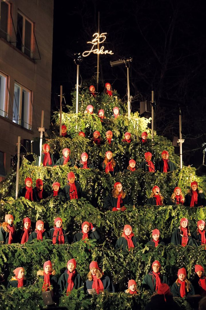 【歌うクリスマスツリー】 飾りはかわいい子どもたち