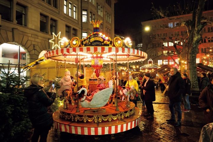 【スイスのクリスマス】広場で遊ぶ小さい子どもたち。