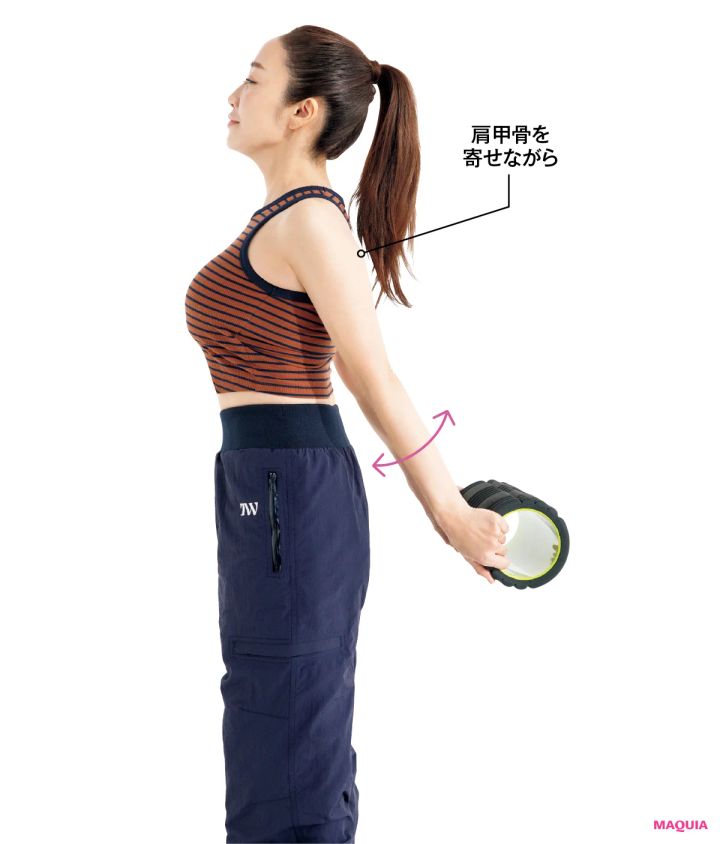 肩甲骨を寄せながら