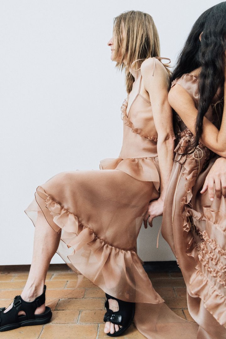 セシリー バンセン 2025年リゾートコレクションより。