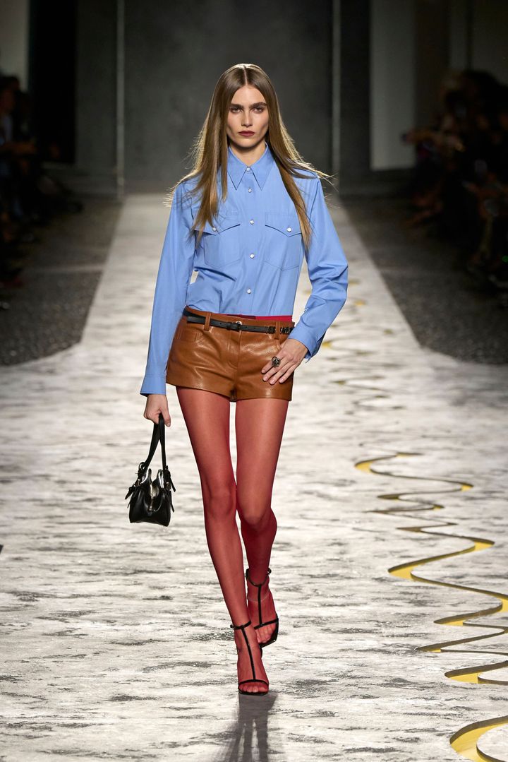 ヴェルサーチェ 2025年春夏コレクションより。