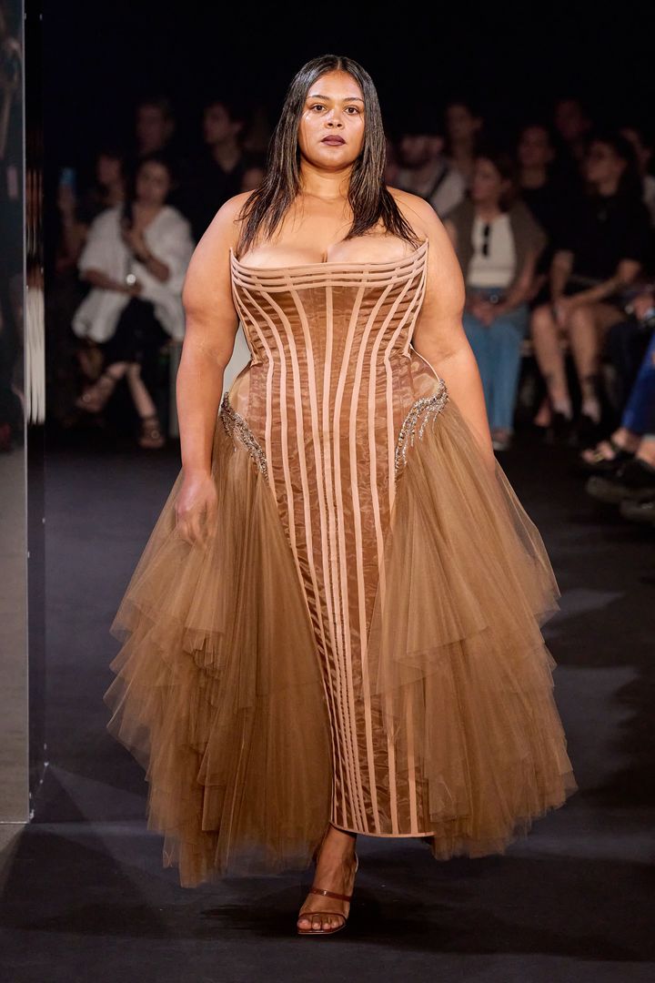 ヴィーダーホーフト 2025年春夏コレクションより。