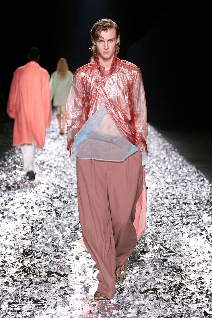 ドリス ヴァン ノッテン 2025年春夏メンズコレクションより。