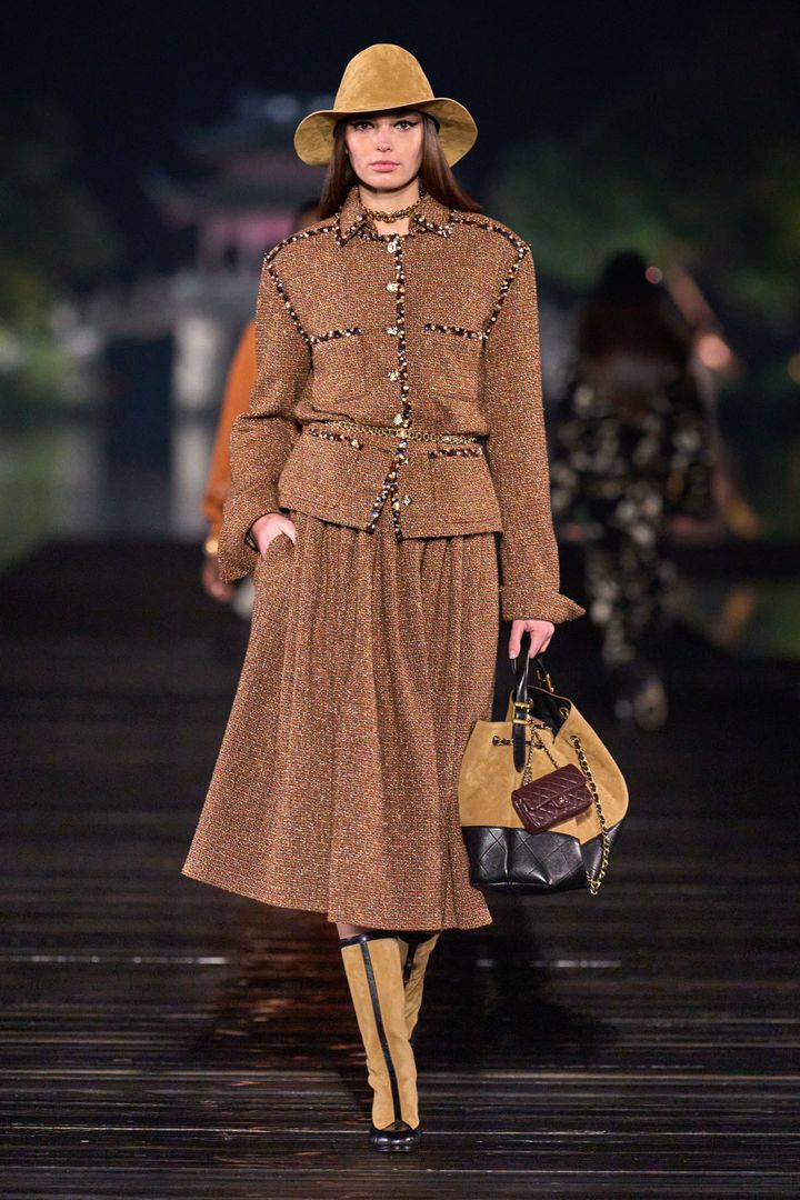 シャネル 2024/25年メティエダールコレクションより。