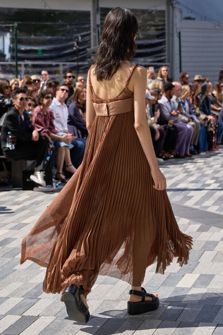 ジェイソン・ウー 2025年春夏コレクションより。