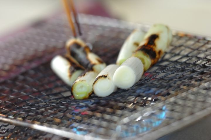 焼きネギとホウレン草のみそ汁の下準備1