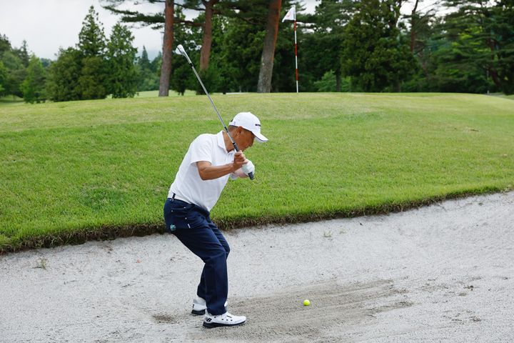 アゴの高いバンカーはフォローで“左ヒジを引く”のがコツ！
