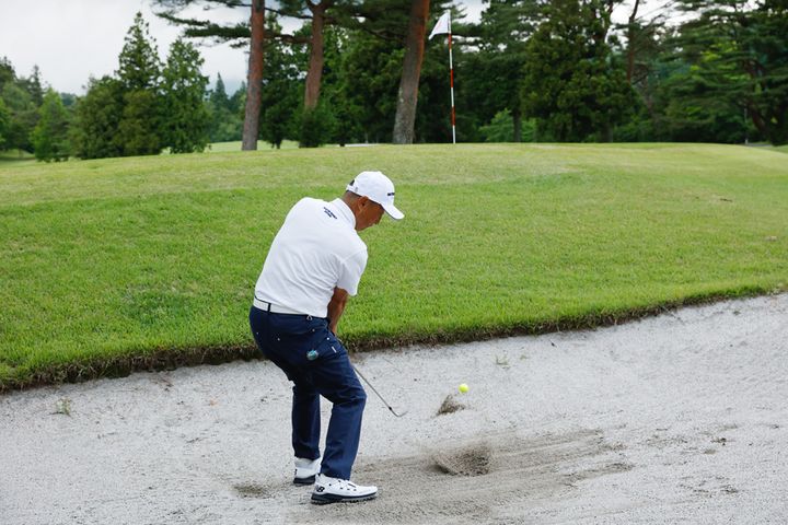 アゴの高いバンカーはフォローで“左ヒジを引く”のがコツ！