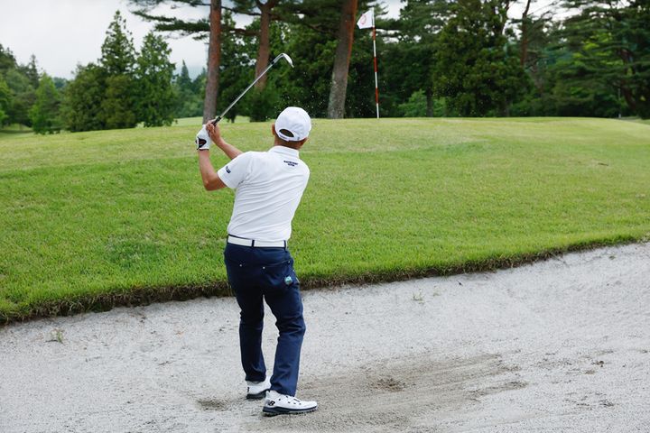 アゴの高いバンカーはフォローで“左ヒジを引く”のがコツ！