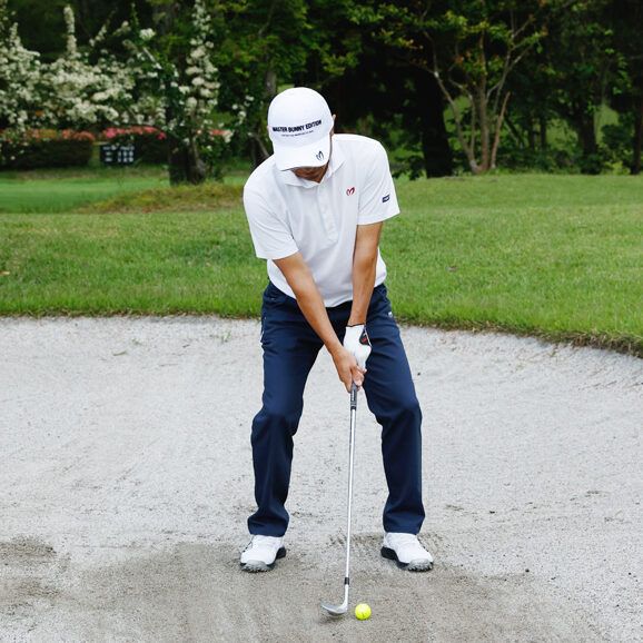 アゴの高いバンカーはフォローで“左ヒジを引く”のがコツ！