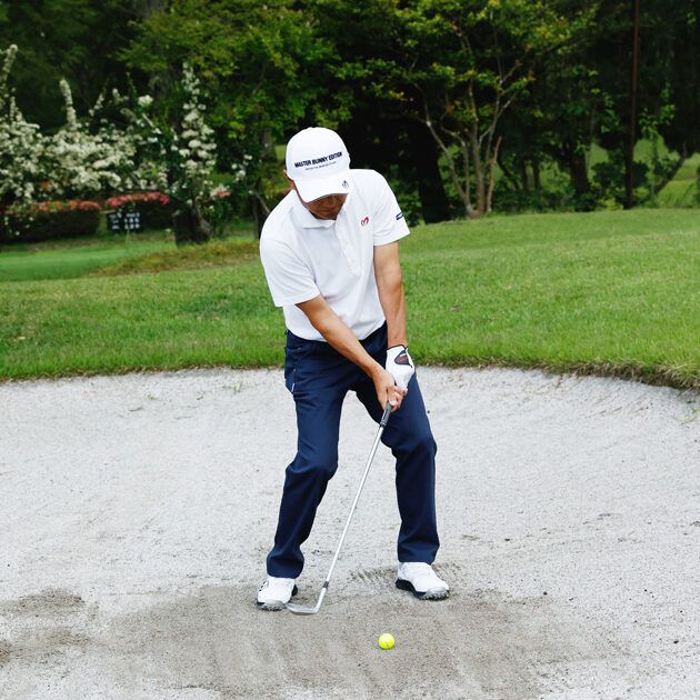 アゴの高いバンカーはフォローで“左ヒジを引く”のがコツ！