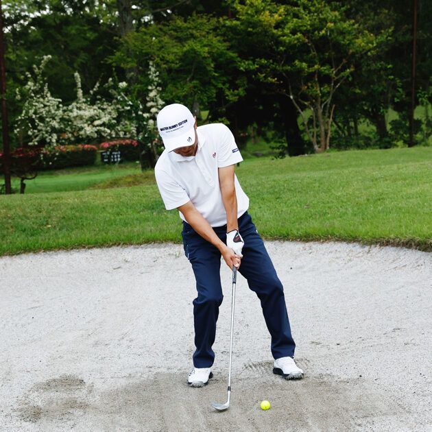 アゴの高いバンカーはフォローで“左ヒジを引く”のがコツ！