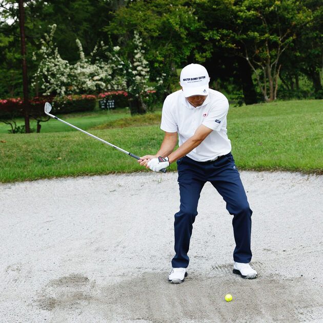 アゴの高いバンカーはフォローで“左ヒジを引く”のがコツ！