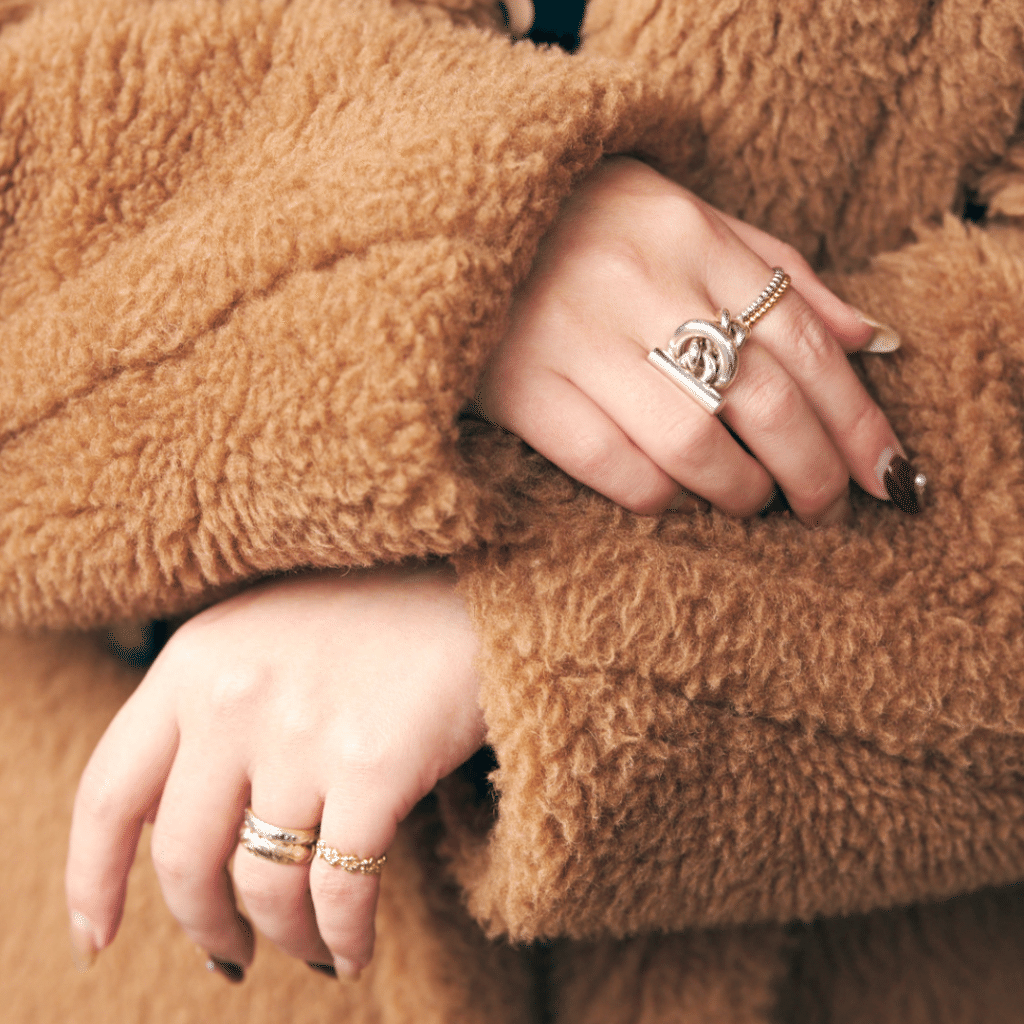 エルメスのリング】が重ね付けに人気！地金MIXのコツも＜手元