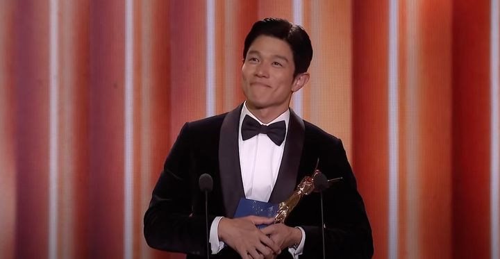 鈴木亮平、タキシード着こなし“ベストドレッサー賞”も！ 『シティーハンター』3冠に「諦めなければ夢は叶う」と感動スピーチ