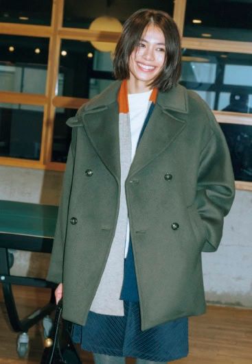 ピーコートのクラシカルな雰囲気に、ほんのりモード感を宿すディープなカーキがお洒落心をキャッチ。ミニスカートと合わせても子どもっぽくならず、洗練された雰囲気。コート￥64,900、カットソー￥17,600（ティッカ） スカート￥31,900（RHC／RHC ロンハーマン） マフラー￥7,700（ビームス ボーイ／ビームス ボーイ 原宿） バッグ￥42,900（オルサ） ブーツ￥34,980（レメ／セムインターナショナル） タイツ（スタイリスト私物）