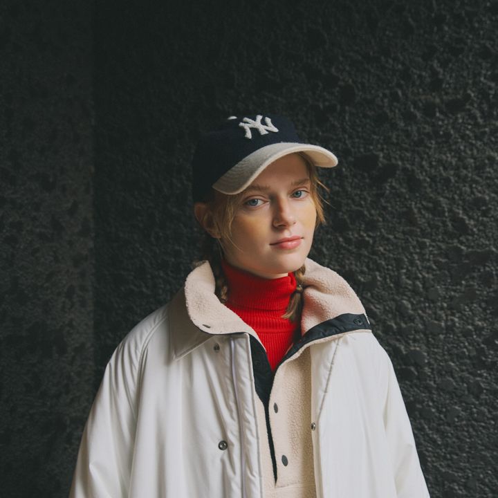 真っ白な中綿入りステンカラーコート×フリースワンピース。白雪姫がカジュアルに着替えたらきっとこんな感じ。【マイスタンダードブック】